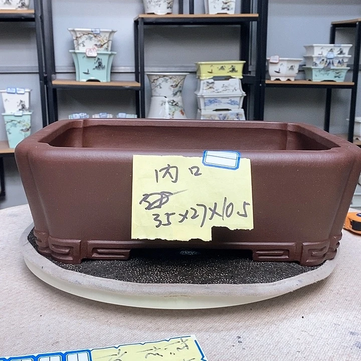 紫砂的花盆很漂亮