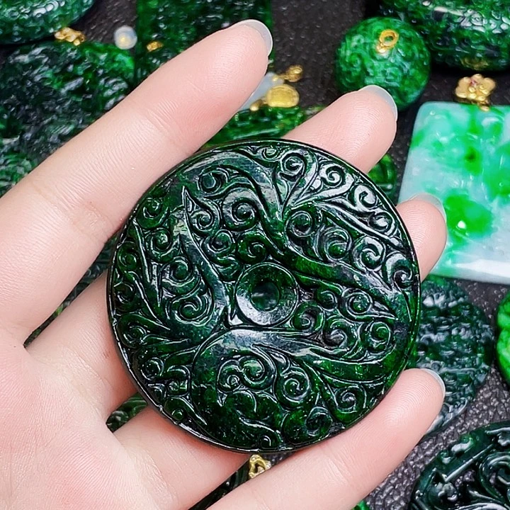 翡翠未镶嵌颈饰多样性