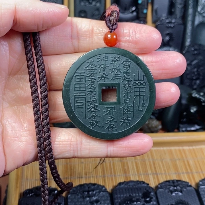颈饰未镶嵌和田玉（青玉）