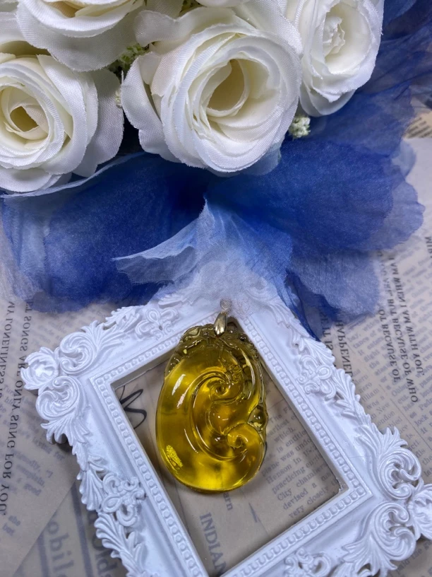 黄色如意吊坠发一个L107（带扣子）