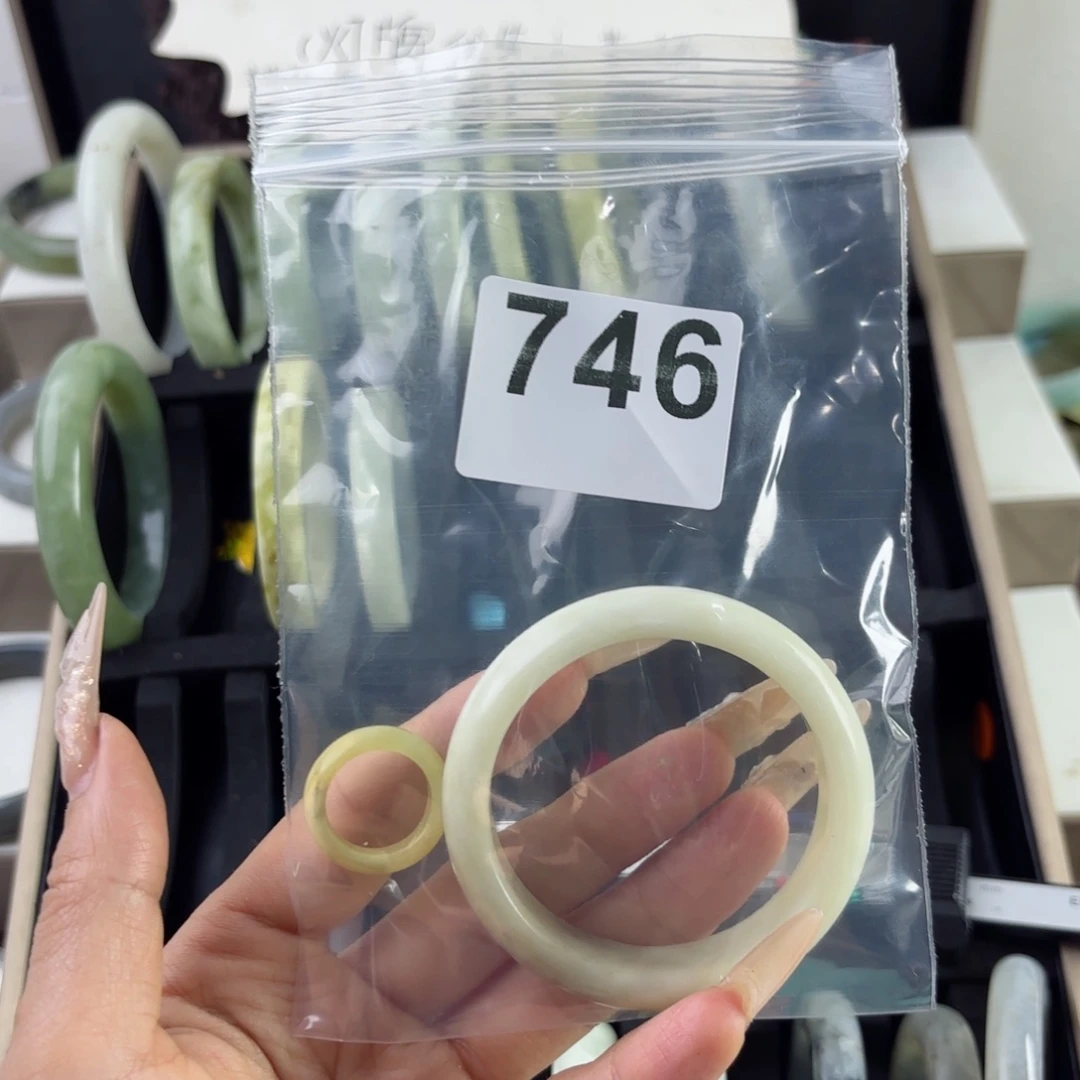 蛇纹石玉未镶嵌手镯阿*a