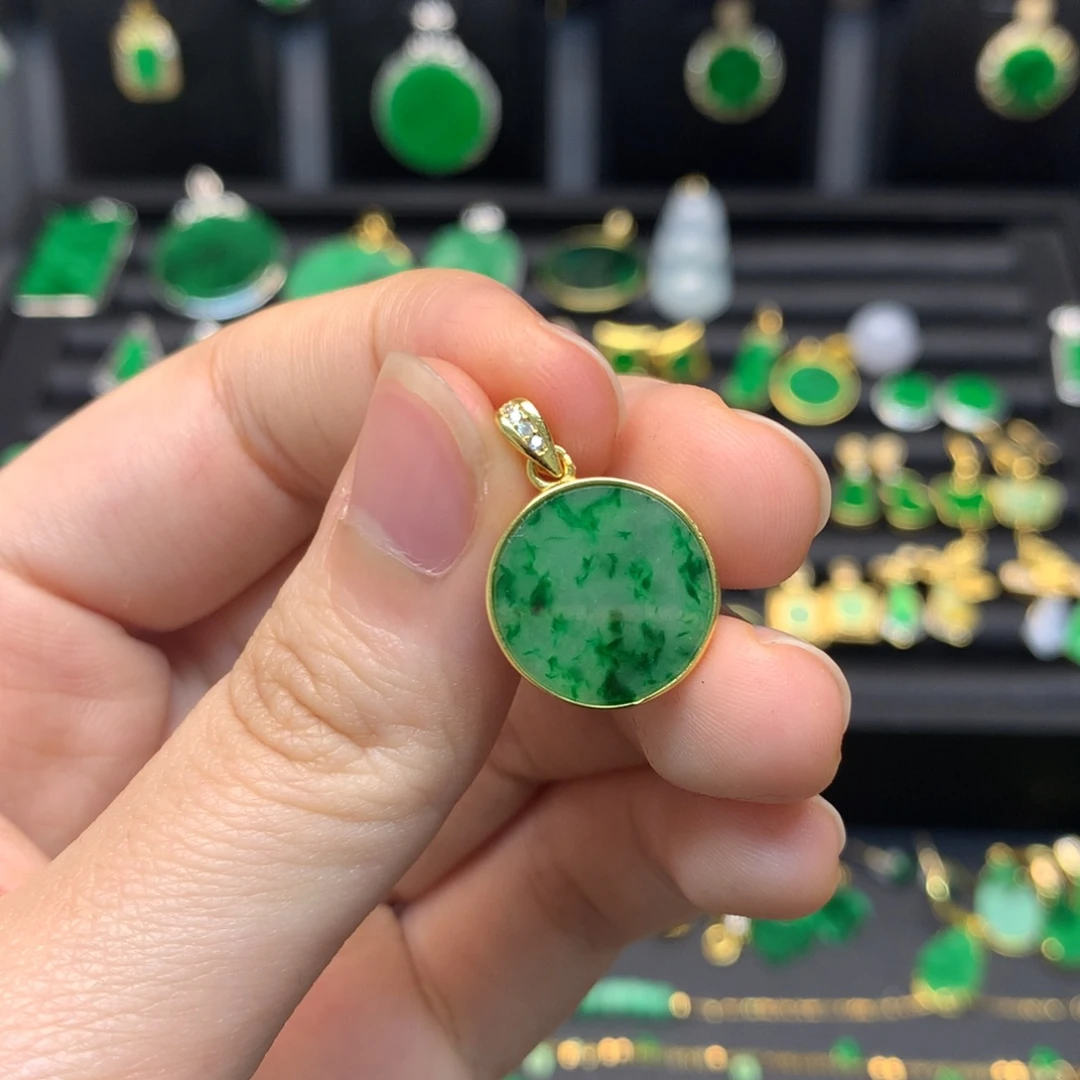 翡翠未镶嵌颈饰有纹裂