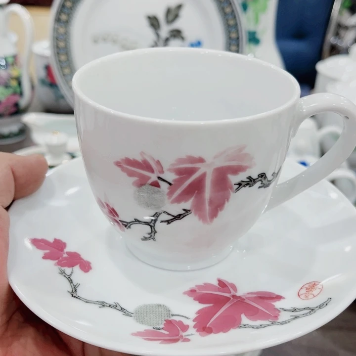 杯釉下五彩的瓷器和瓷器