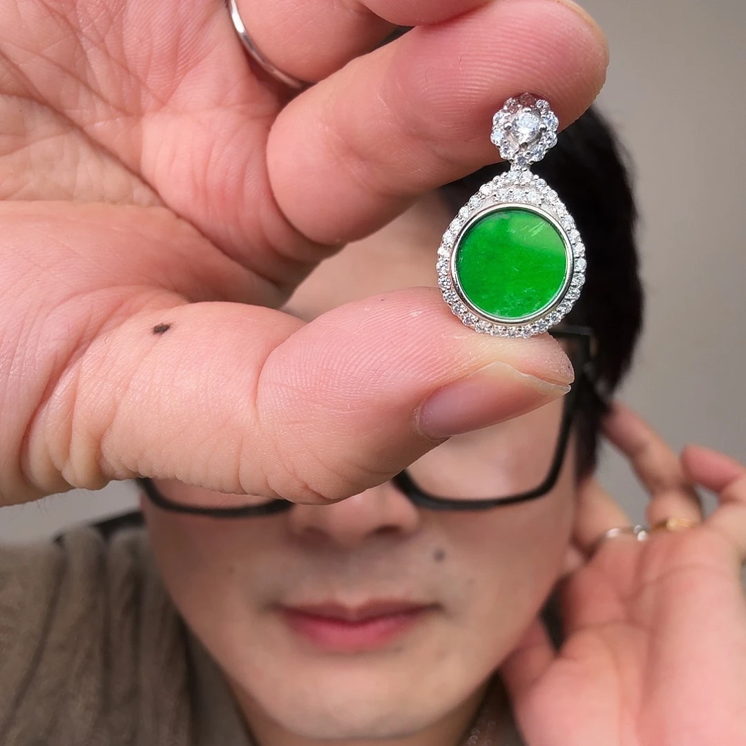 翡翠未镶嵌颈饰一件