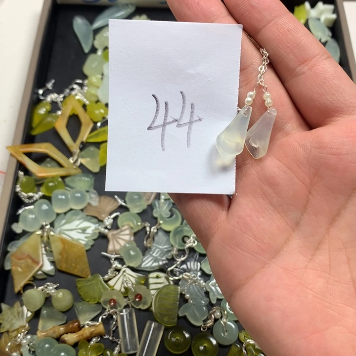 阿***楚蛇纹石玉未镶嵌耳钉