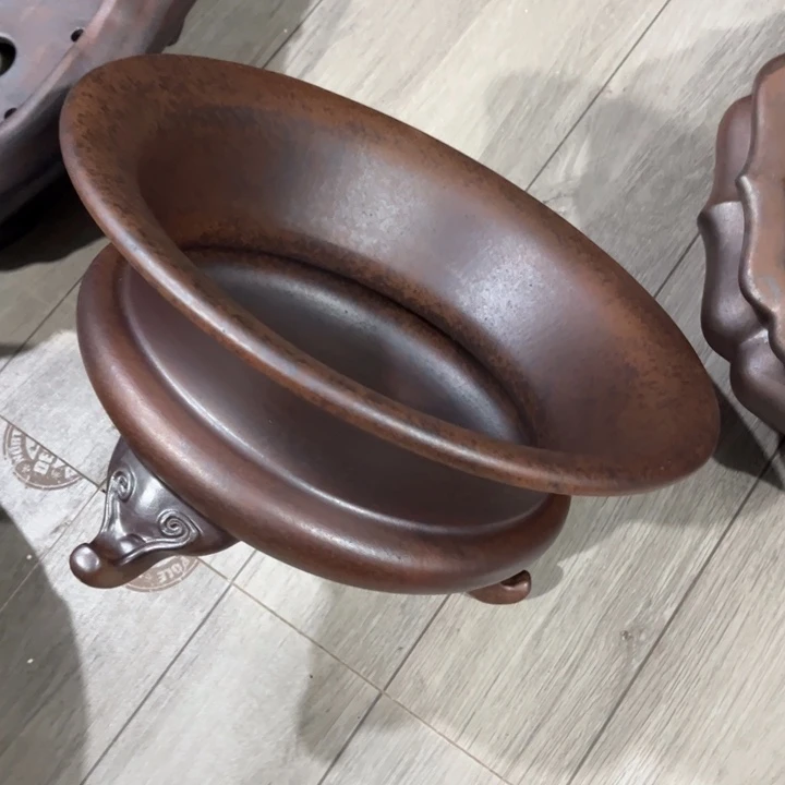 三***人紫砂花盆宜兴紫砂工艺厂。