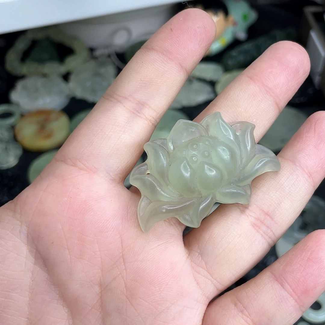 岫玉未镶嵌颈饰荷花