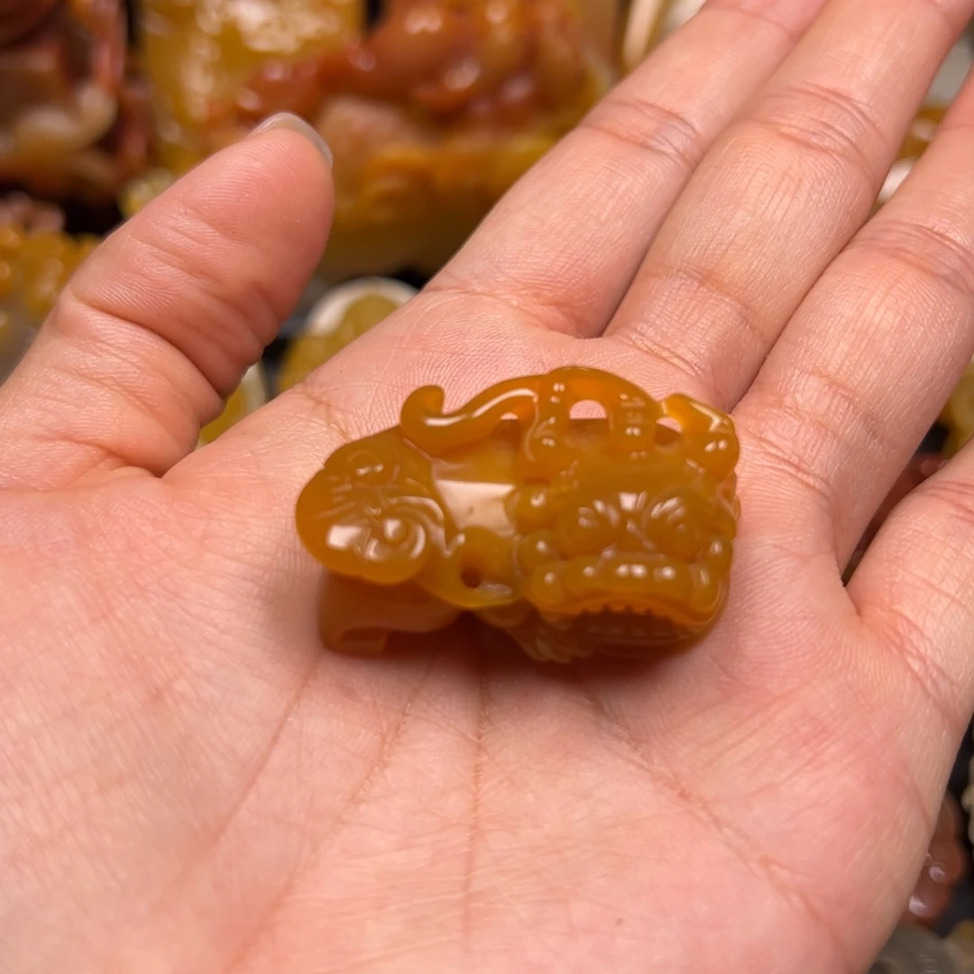 诚***作石英质玉（黄龙玉）未镶嵌颈饰