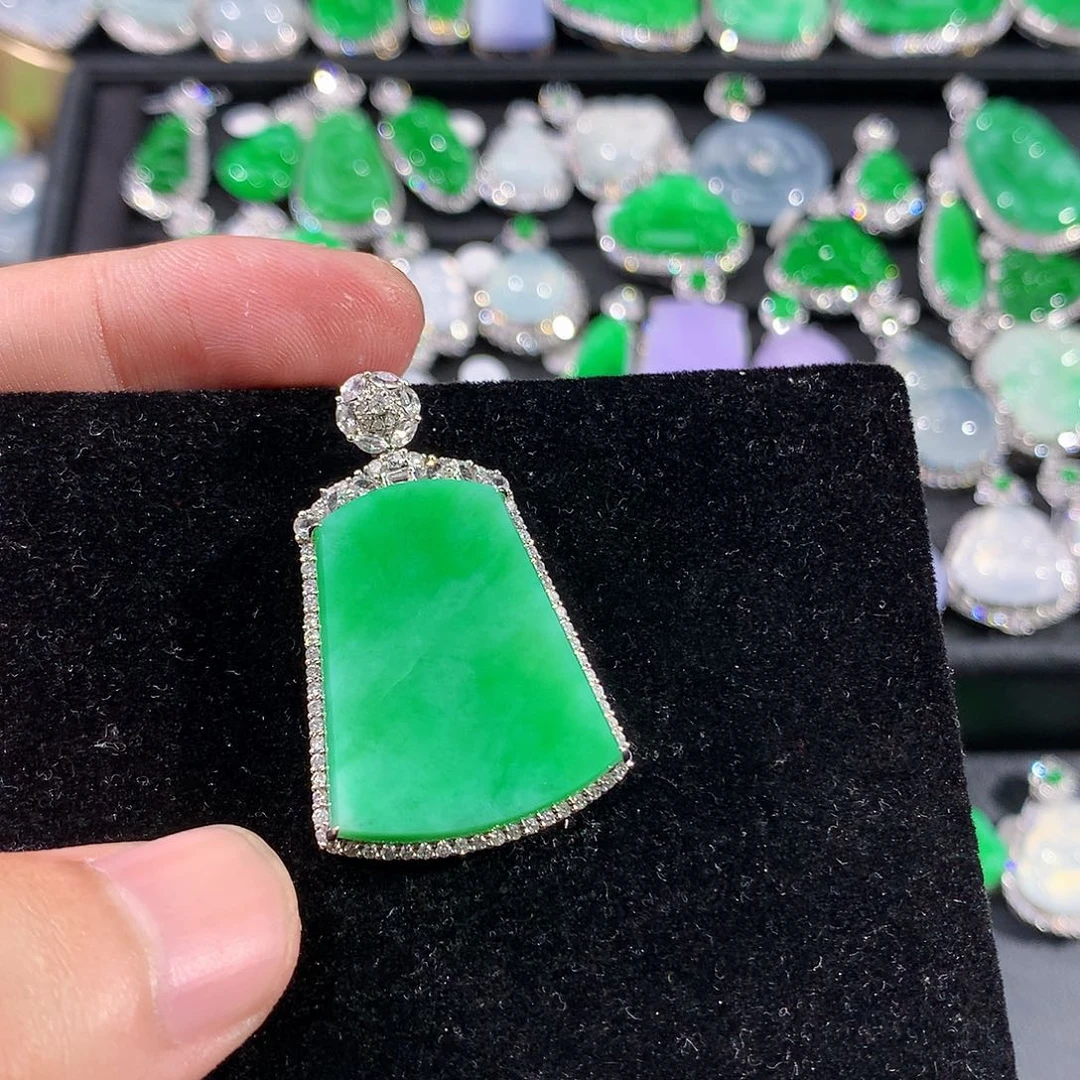 翡翠18K金镶嵌颈饰