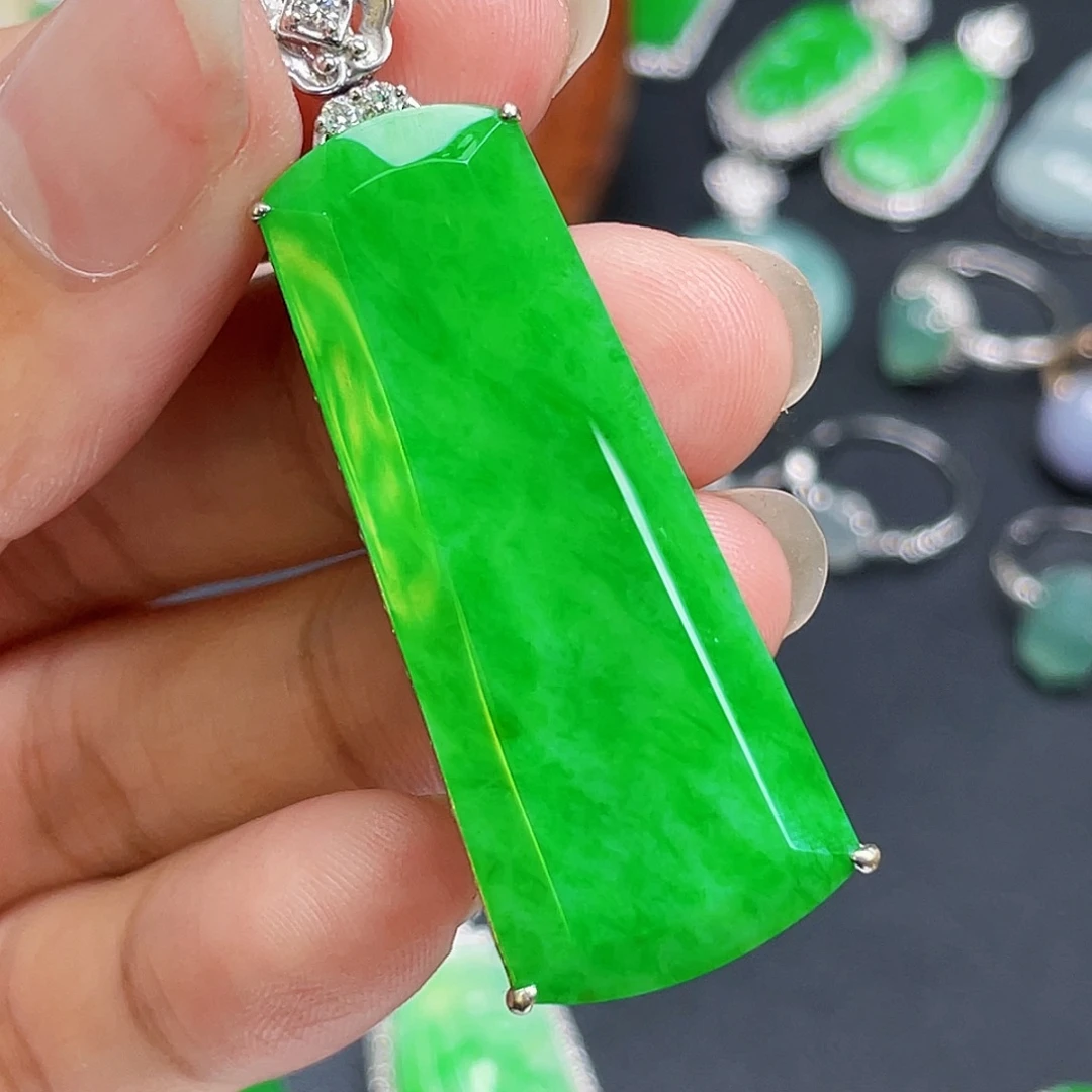 翡翠18K金镶嵌颈饰绿无事牌