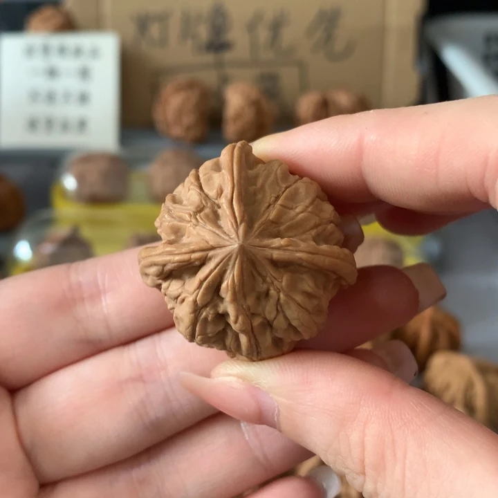 一***叁文玩核桃吊坠异形单只，有瑕疵