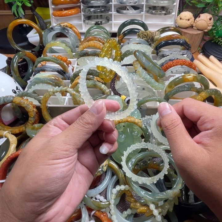 未镶嵌蛇纹石玉手镯