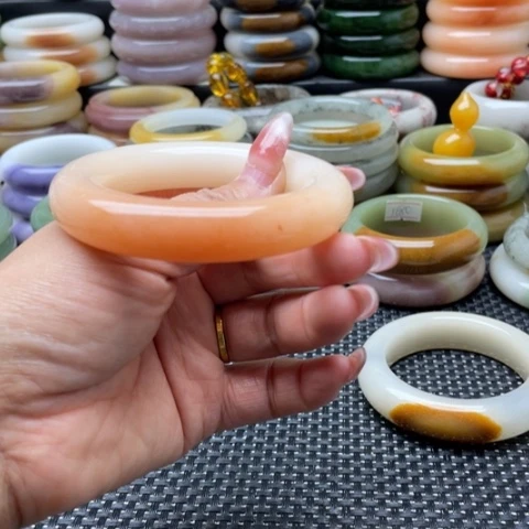 未镶嵌手镯石英岩玉