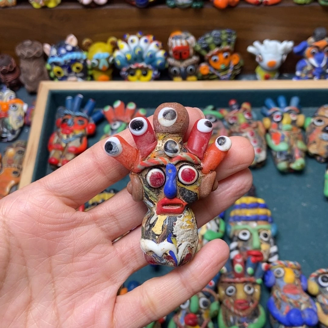 颈饰琉璃大巴掌娃