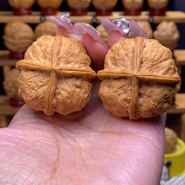 文玩核桃把件玉玺四棱16号40尺