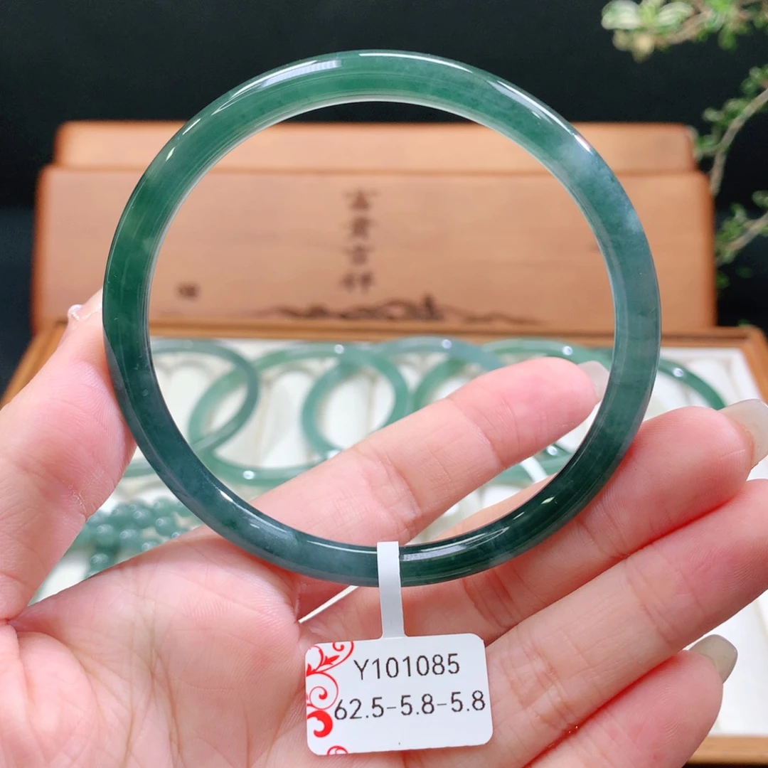 翡翠手镯（圆镯）未镶嵌天然