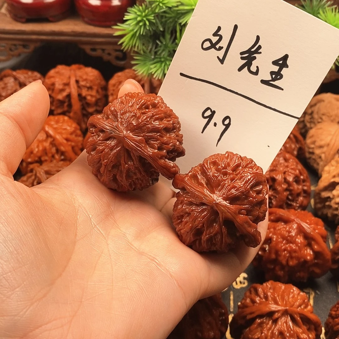 此***”文玩核桃把件白狮子刘