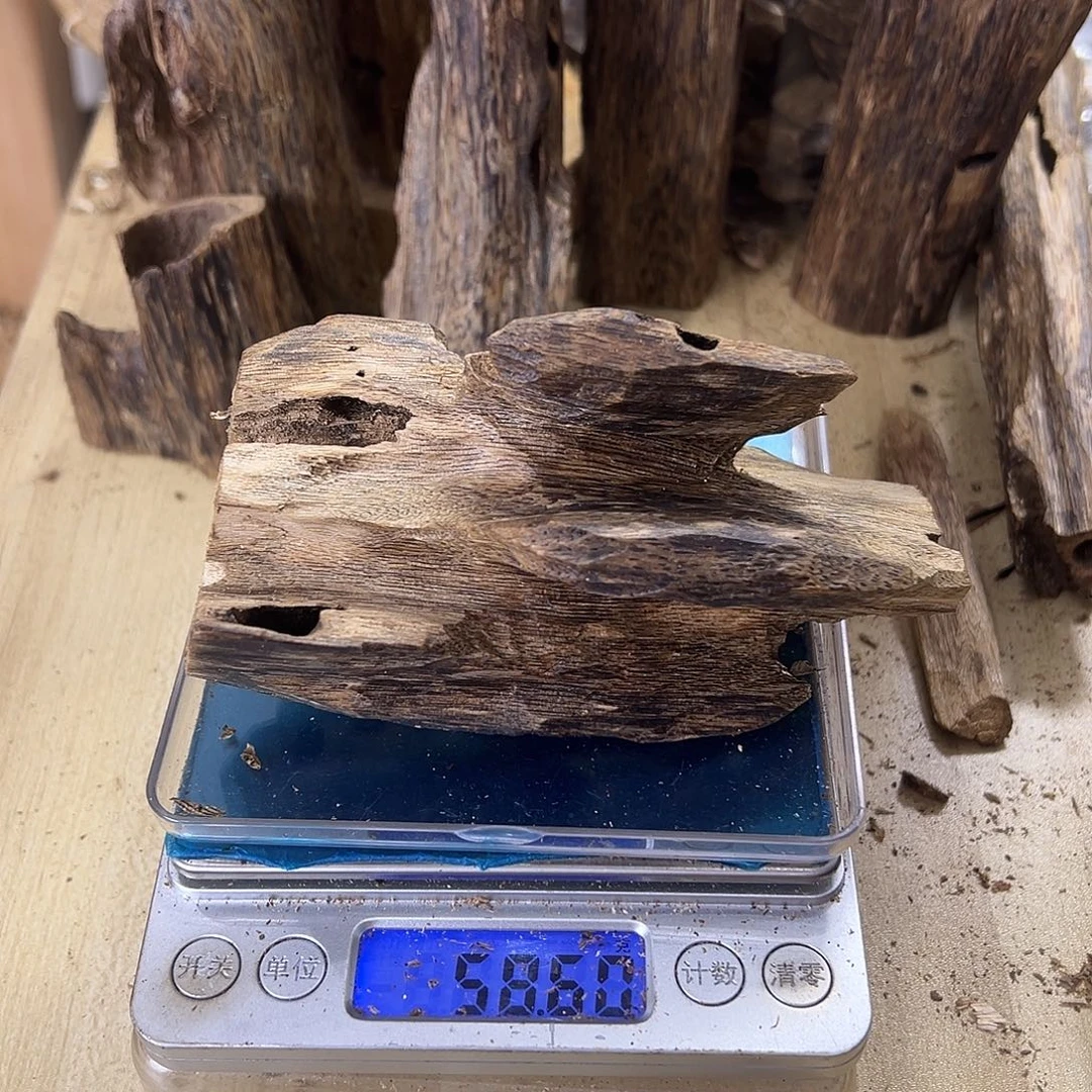 香料绿奇楠虫漏58克蓝宝石