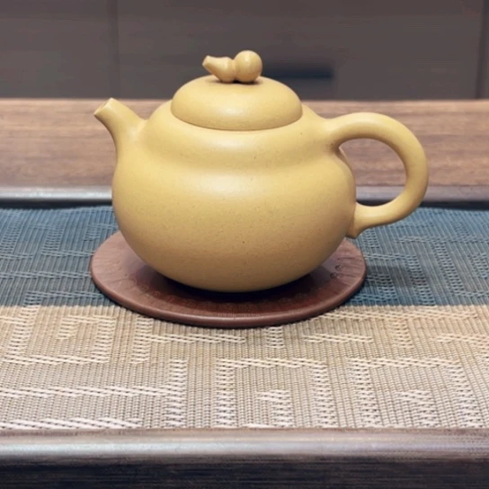 紫砂黄龙山原矿半手工黄龙山原矿大水潭本绿半手工（150 cc）