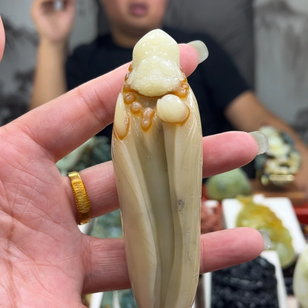 岫玉未镶嵌颈饰手把件