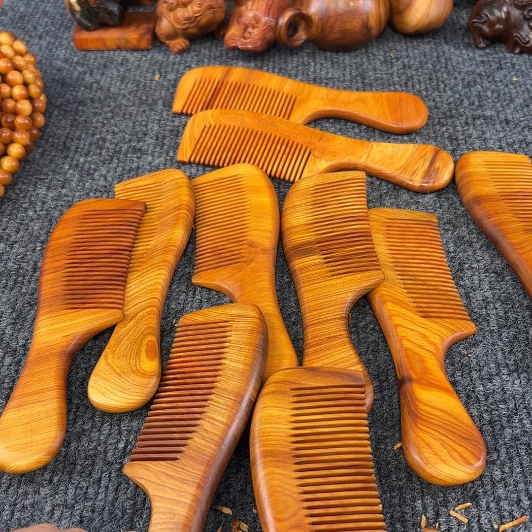 崖柏太行崖柏崖窝黑金骨料木梳，到手一把