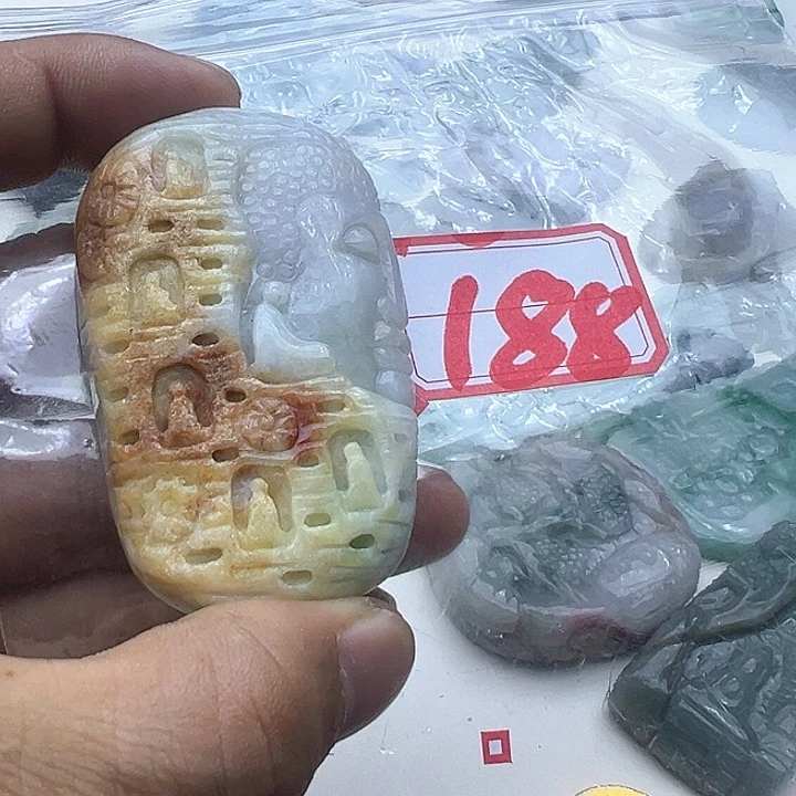 翡翠颈饰未镶嵌杨*