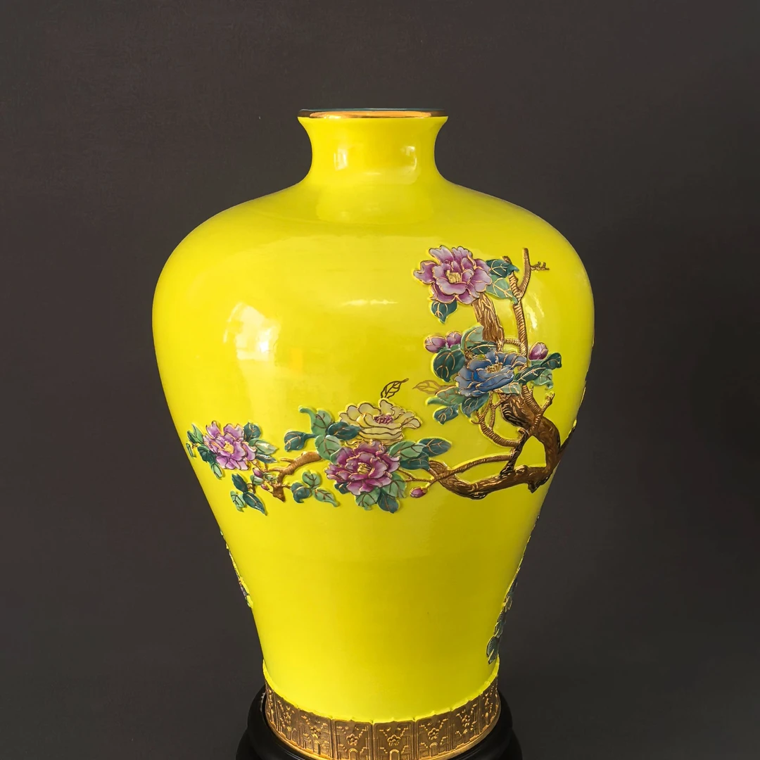 景德镇官方甄选 何平窑"雕彩黄地描金孔雀 伴花吟梅瓶"