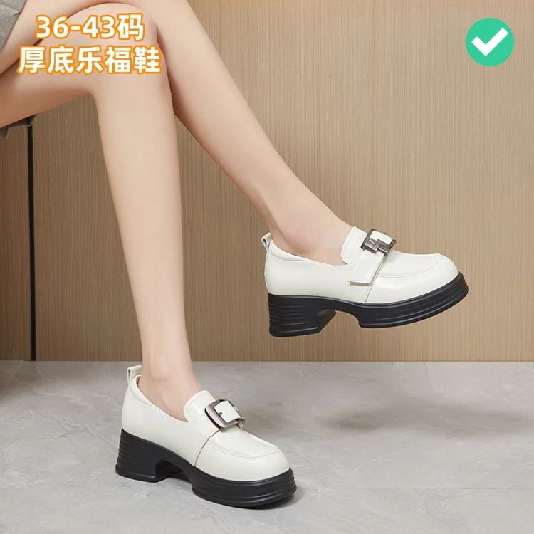 25春季轻便厚底跟英伦风小皮鞋大皮带扣女单鞋大码乐福鞋41-42-43
