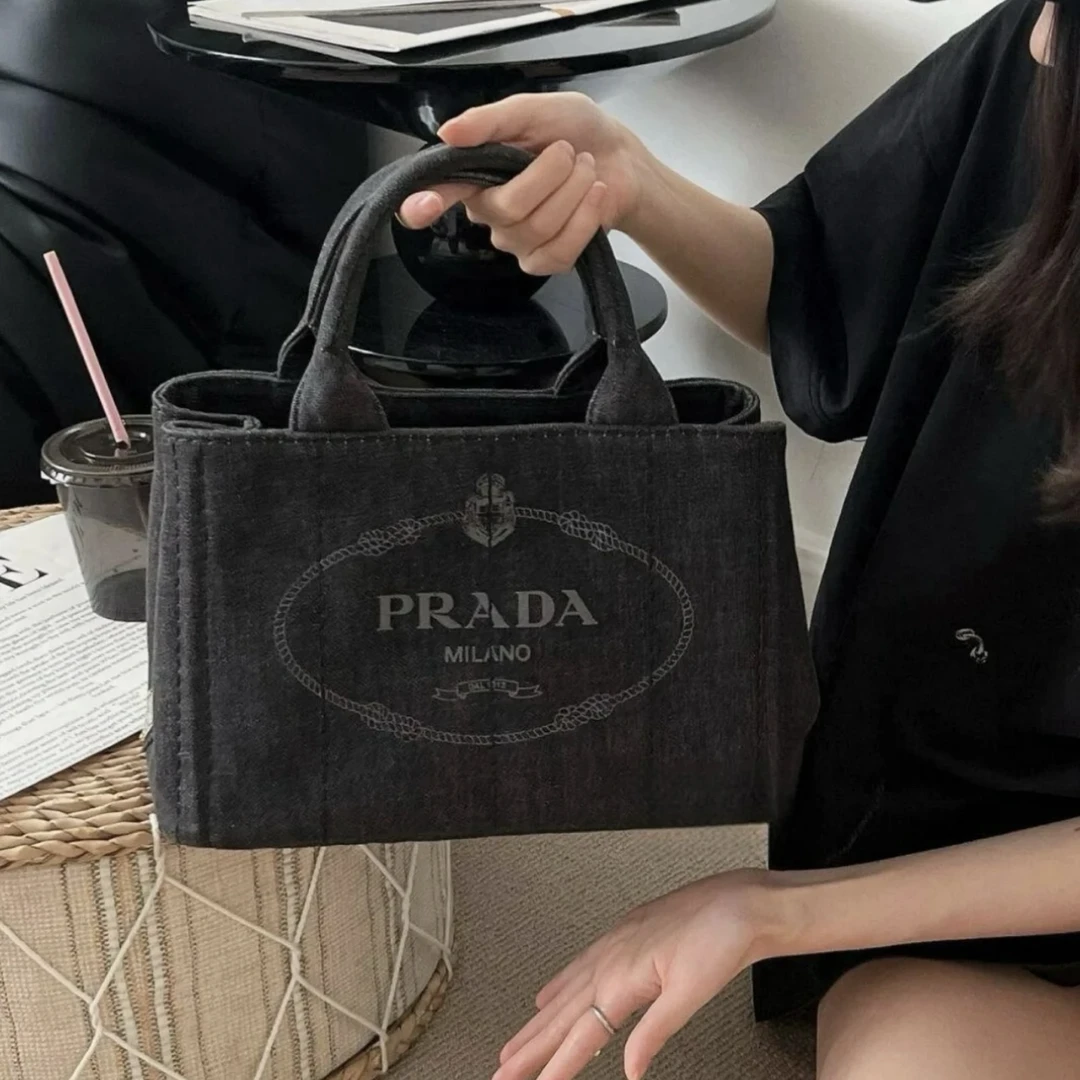 95新 Prada/普拉达 黑牛仔小号沙滩包手提包斜挎包