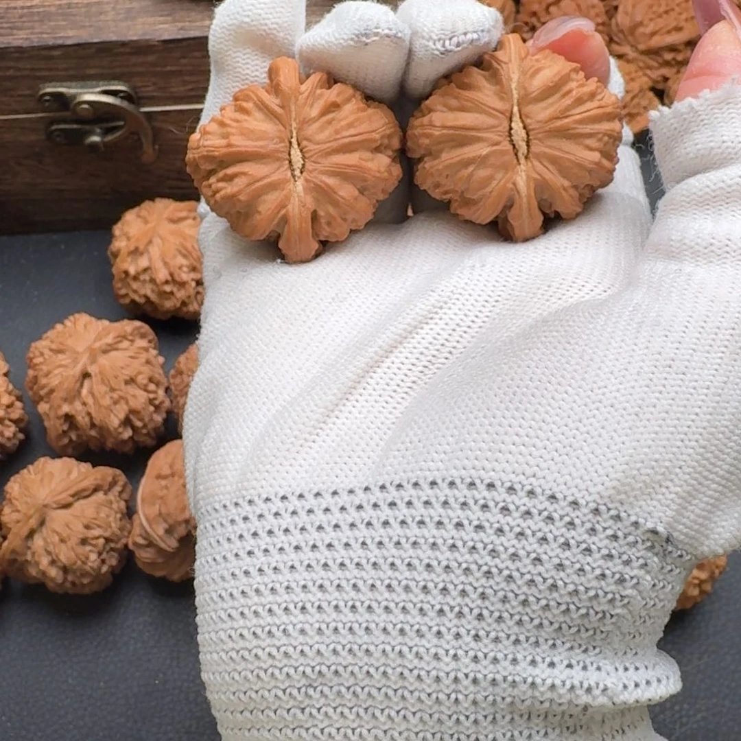 文玩核桃吊坠果**?35三角白4607