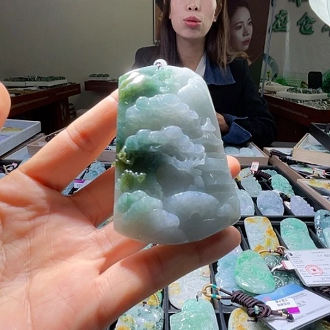 翡翠未镶嵌颈饰一个