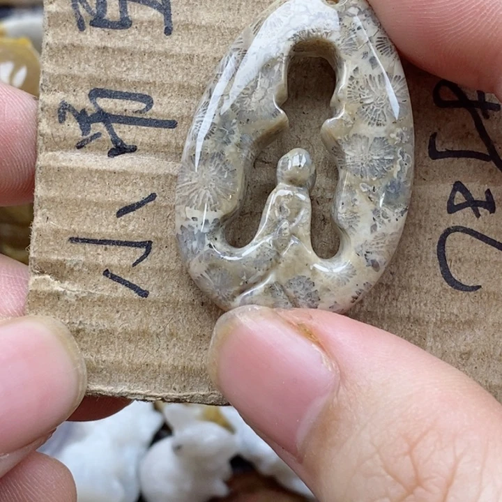 颈饰未镶嵌硅化珊瑚（珊瑚玉）一**子