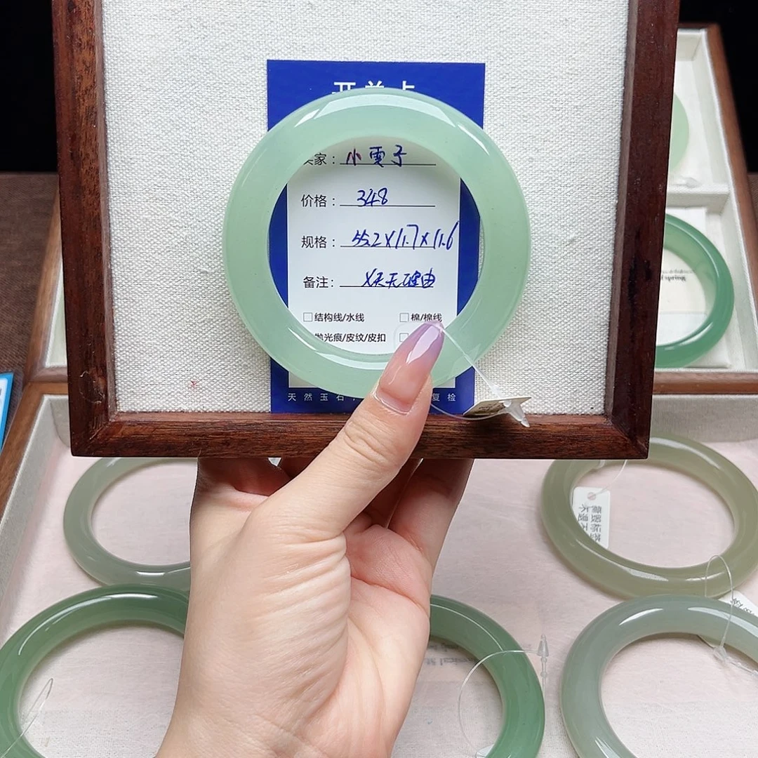 小***子未镶嵌手镯石英质玉