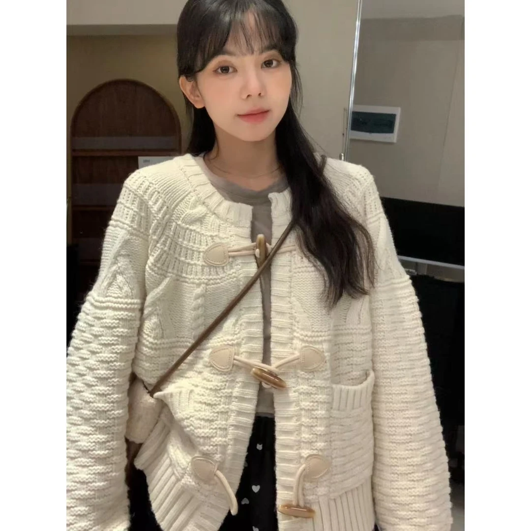 佳儿吖~韩系重工设计感复古牛角扣毛衣