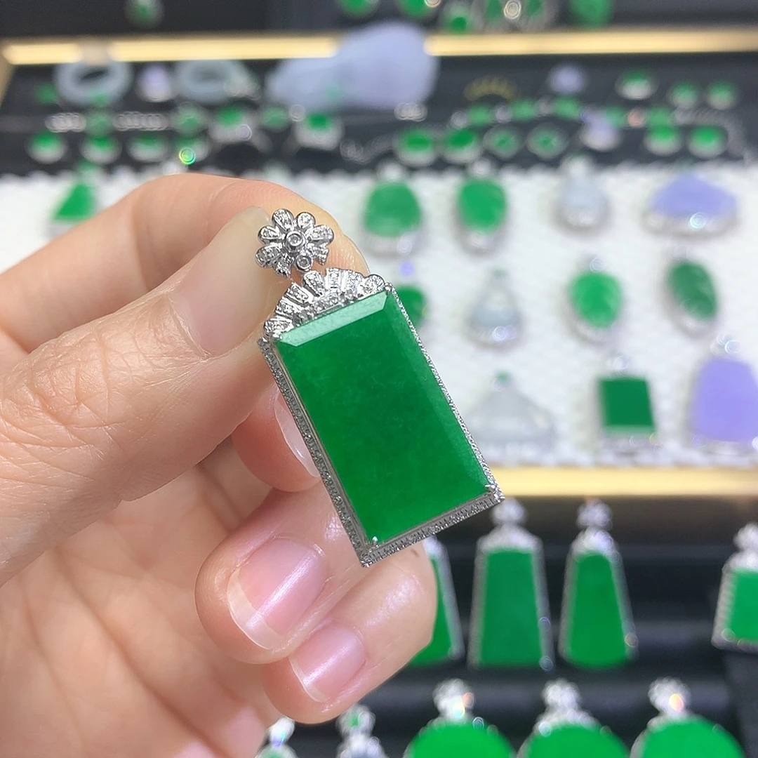 颈饰18K金镶嵌翡翠吊坠