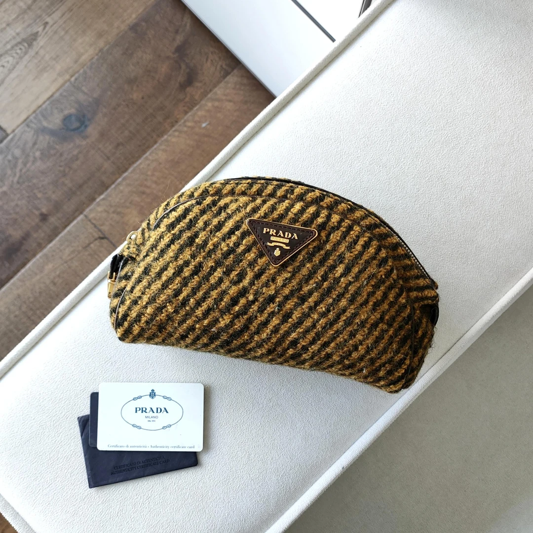 95新 Prada/普拉达 栗棕色斜纹毛呢拼皮做旧贝壳化妆包 49559