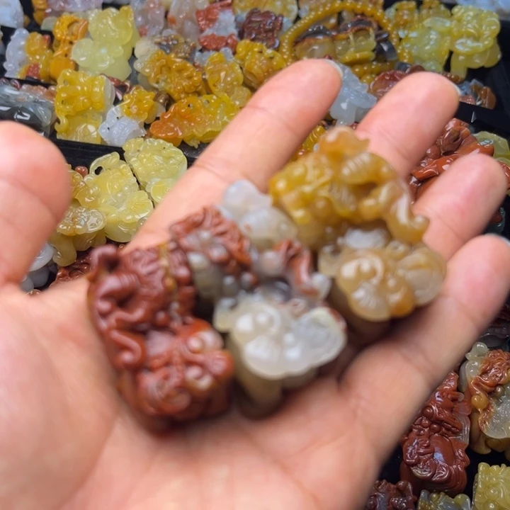 石英质玉（黄龙玉）未镶嵌颈饰