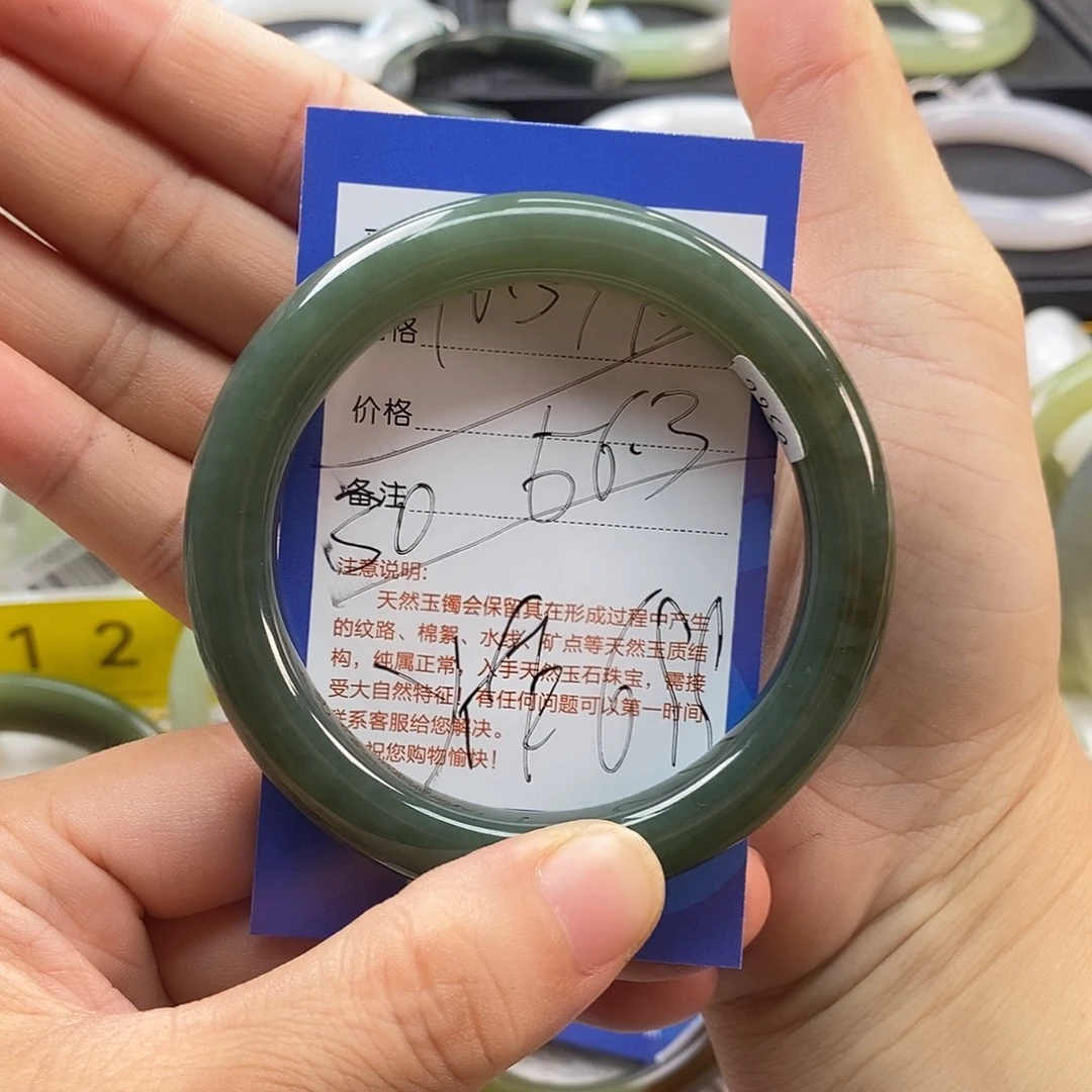 雪***姐和田玉未镶嵌手镯