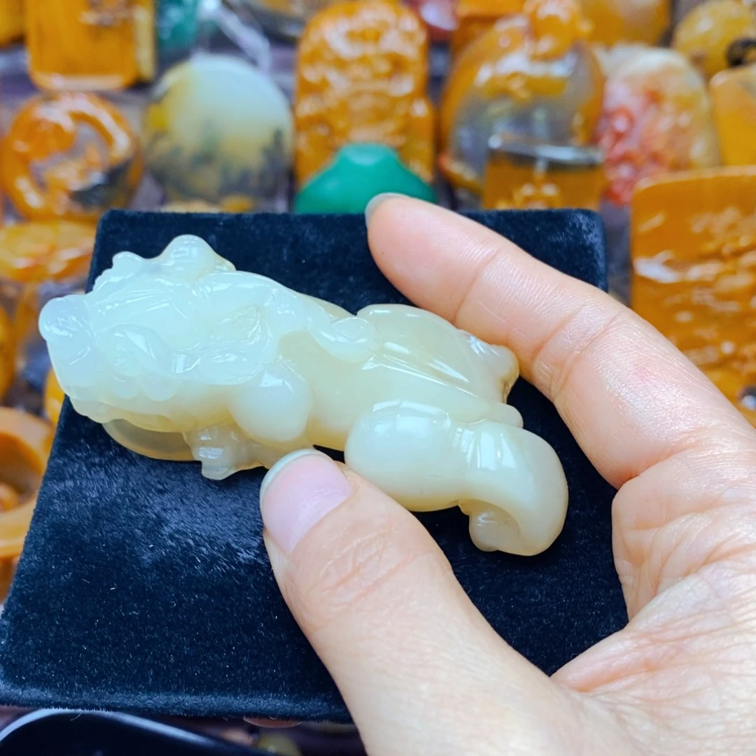 未镶嵌石英质玉（黄龙玉）颈饰