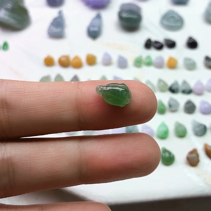 哔***叭翡翠未镶嵌颈饰莲蓬