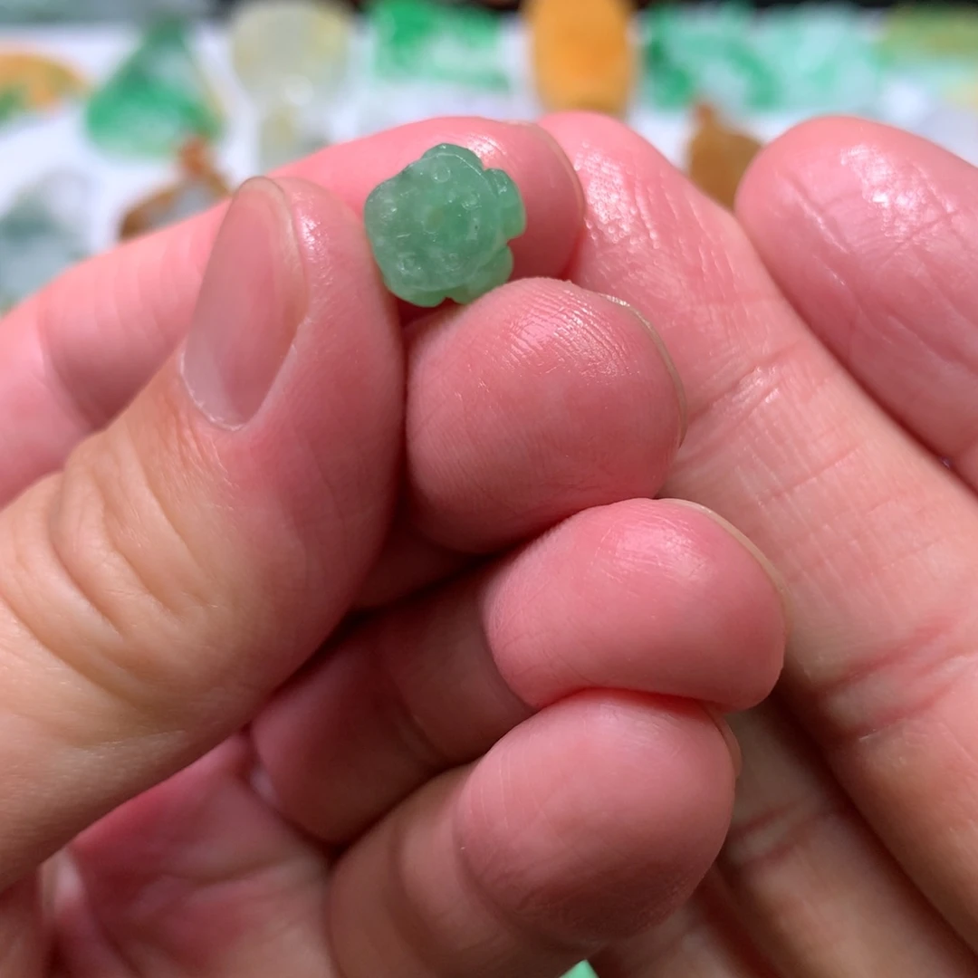 未镶嵌定制翡翠是***呀吊坠