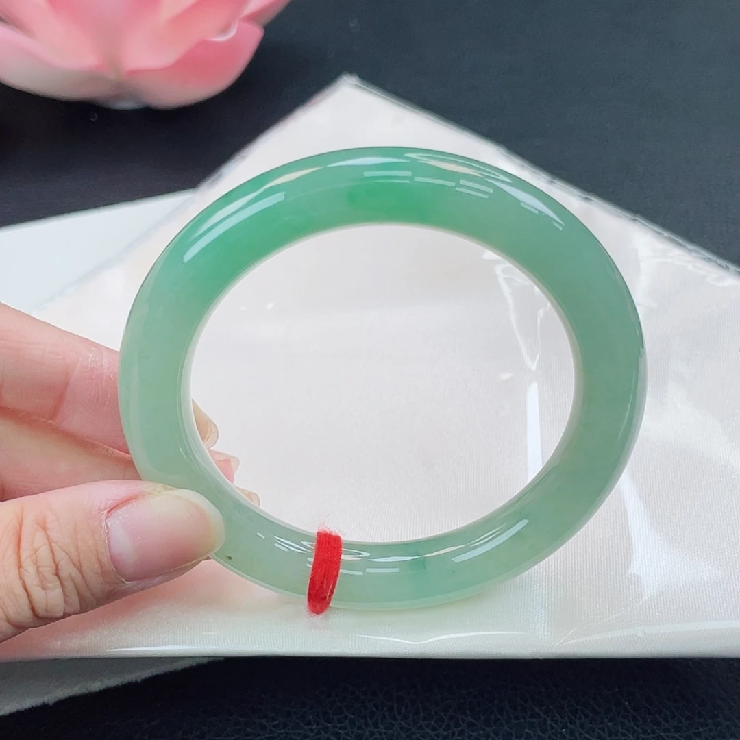 翡翠未镶嵌手镯辣绿色