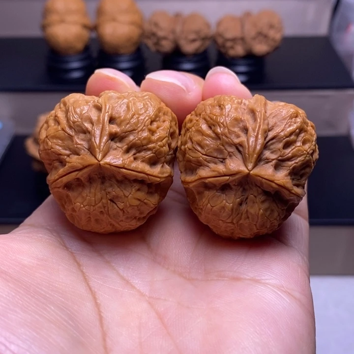 文玩核桃把件红宝石三楞2