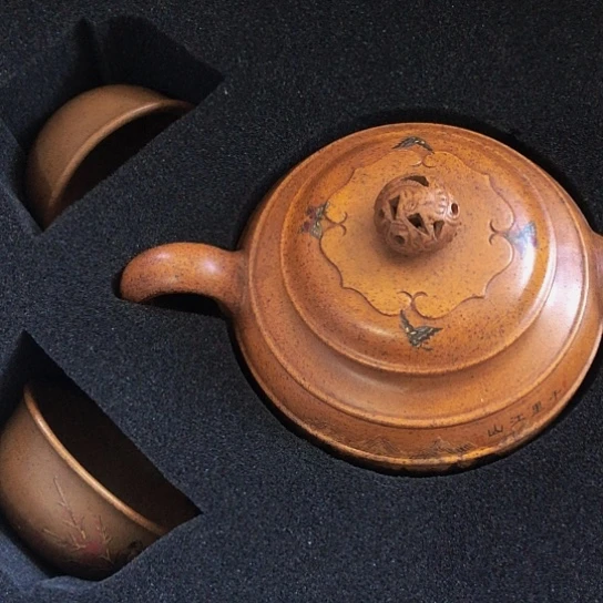 茶壶紫砂原矿泥料手工制作的一把紫砂壶。