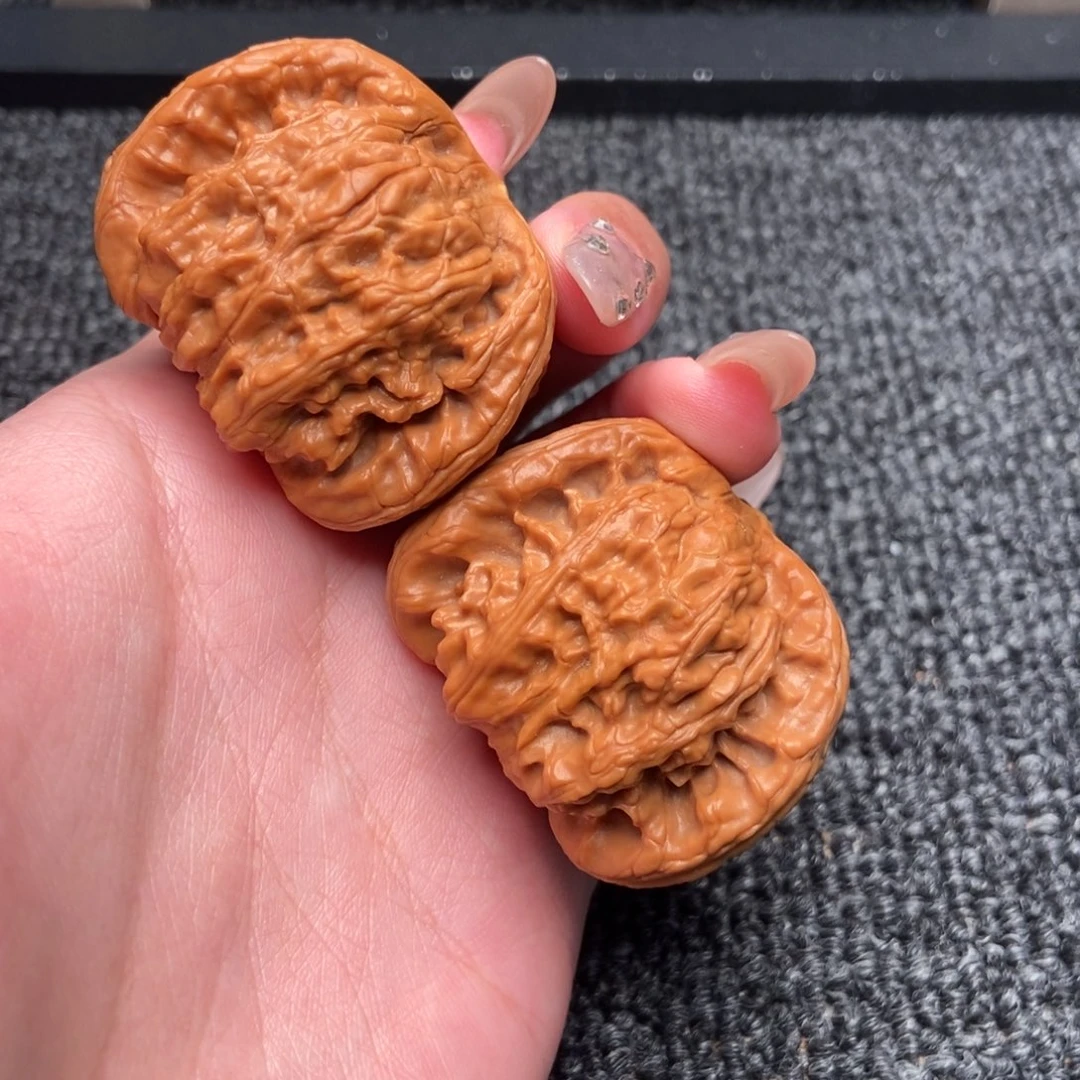 向***往木质类白狮子正奔