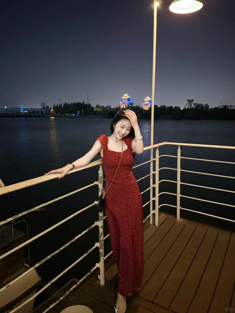 2025夏季新款法式连衣裙小飞袖红色碎花露背长裙高级感时尚休闲