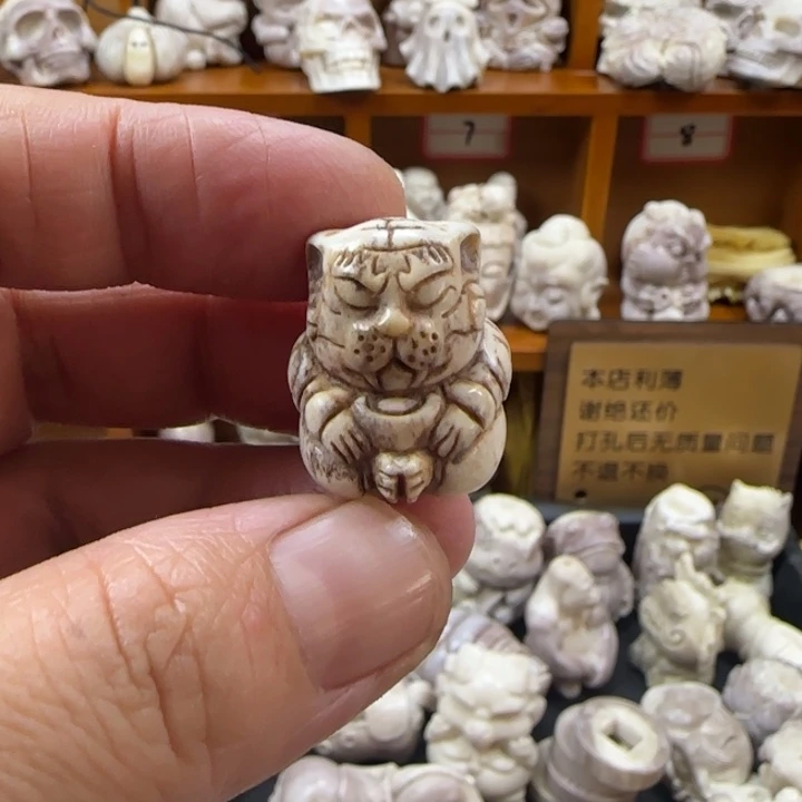 非金属配饰鹿角雕刻老虎