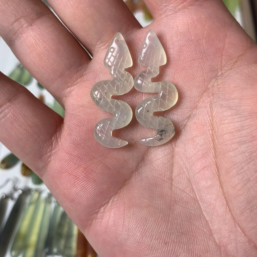 蛇纹石玉耳环未镶嵌