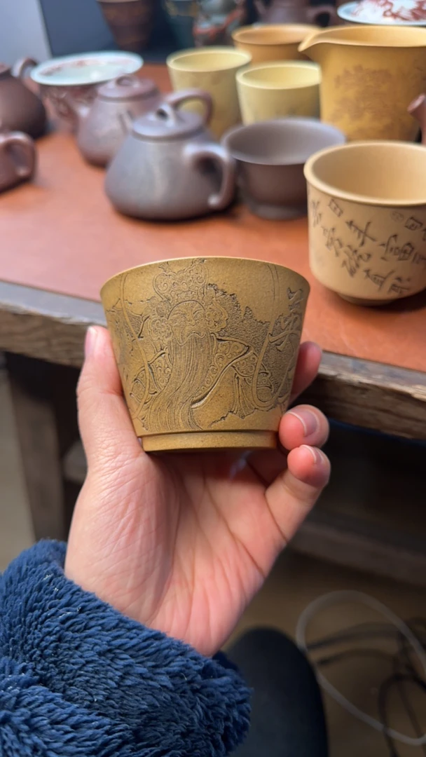 紫砂刻绘 主人杯。