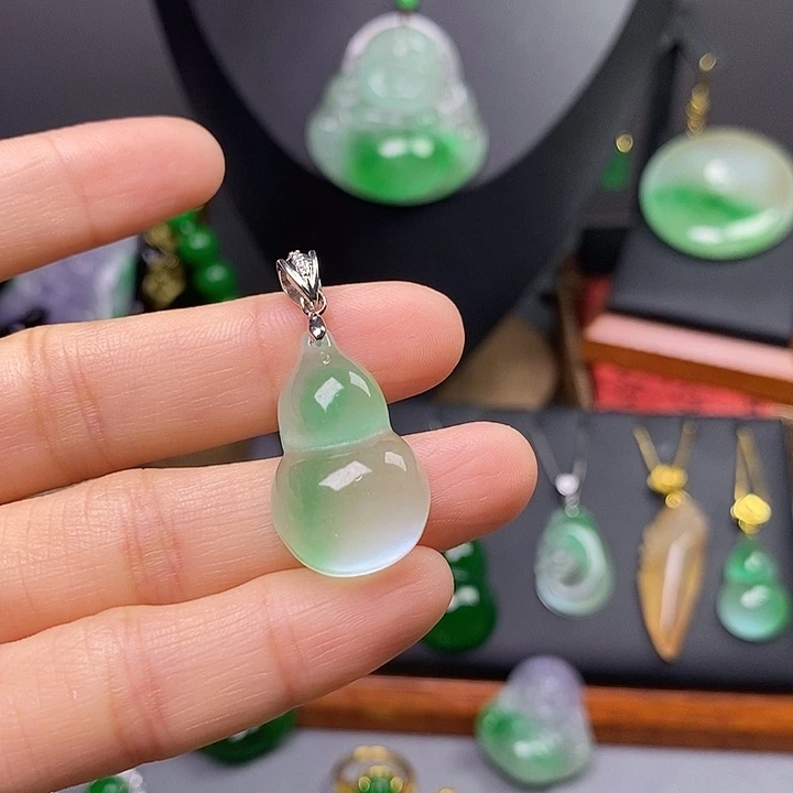 颈饰未镶嵌翡翠吊坠